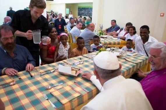 Il pranzo del Papa, tra cantucci e ribollita, a fianco ai poveri di Firenze