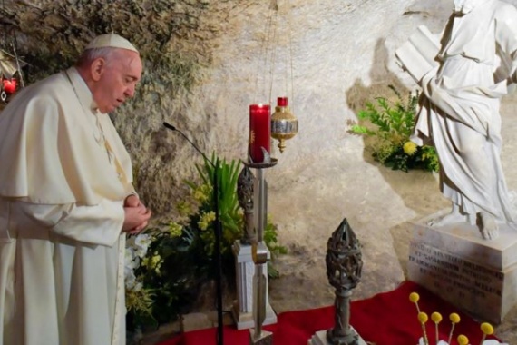 Preghiera di Papa Francesco alla grotta di San Paolo a Malta